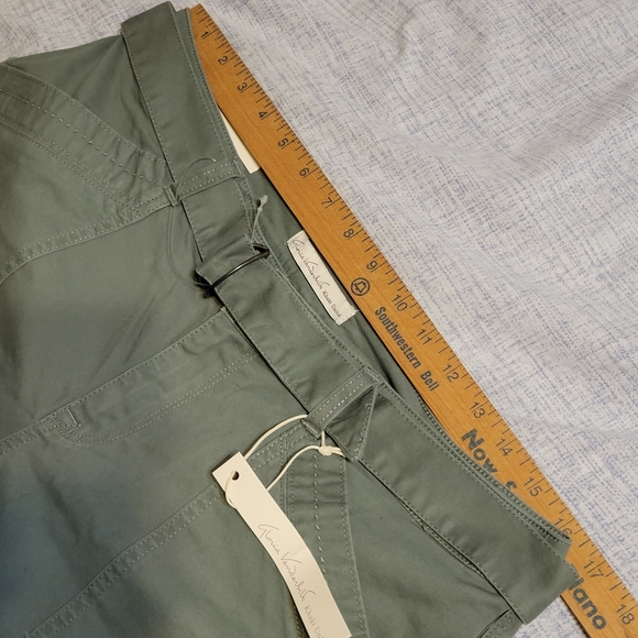 NEW Gloria Vanderbilt Green Bermuda Shorts with Belt - Size 8 - LOWEST PRICE - Picture 5 of 5